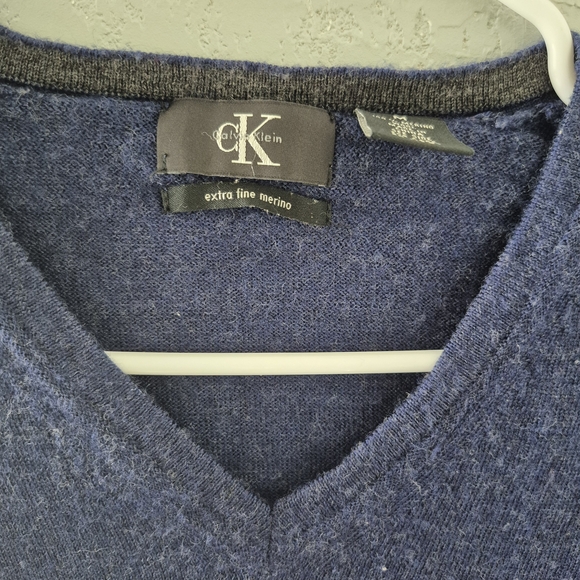 Calvin Klein Men's V-Neck Sweater in Navy - Picture 1 of 6